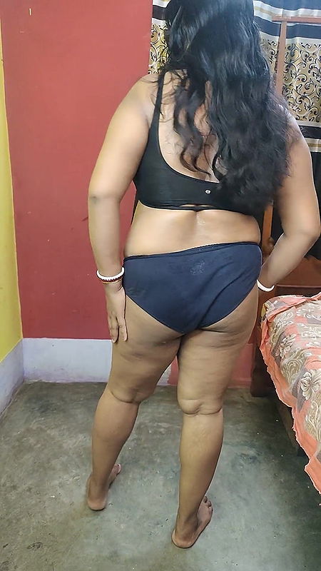 Desi sexy bhabi playing with her big boobs and juicy pussy