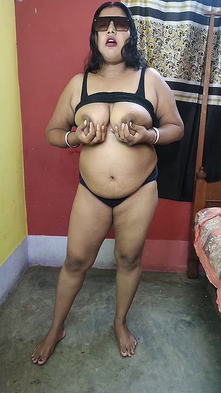 Desi sexy bhabi playing with her big boobs and juicy pussy