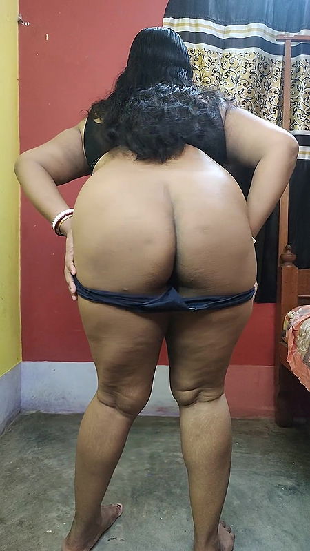 Desi sexy bhabi playing with her big boobs and juicy pussy