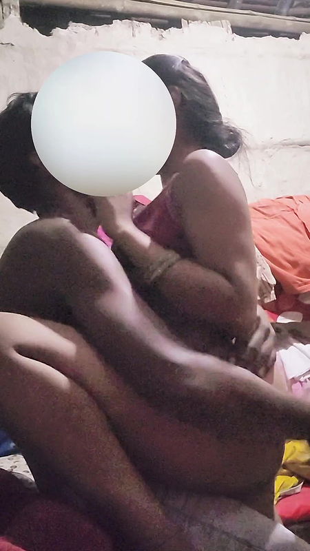 Desi Bhabhi called her boyfriend at night and romanced a lot