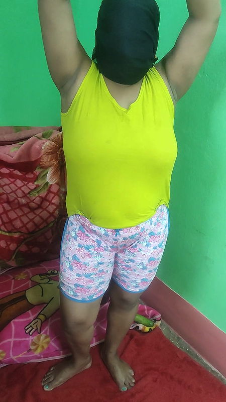 BBW Indian wife Sruti fucking with vegetable