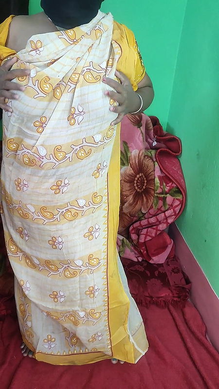 BBW Indian Housewife fucking with carrot