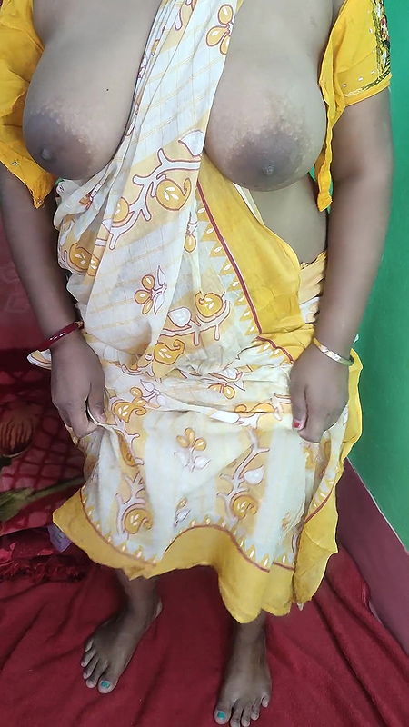 BBW Indian Housewife fucking with carrot