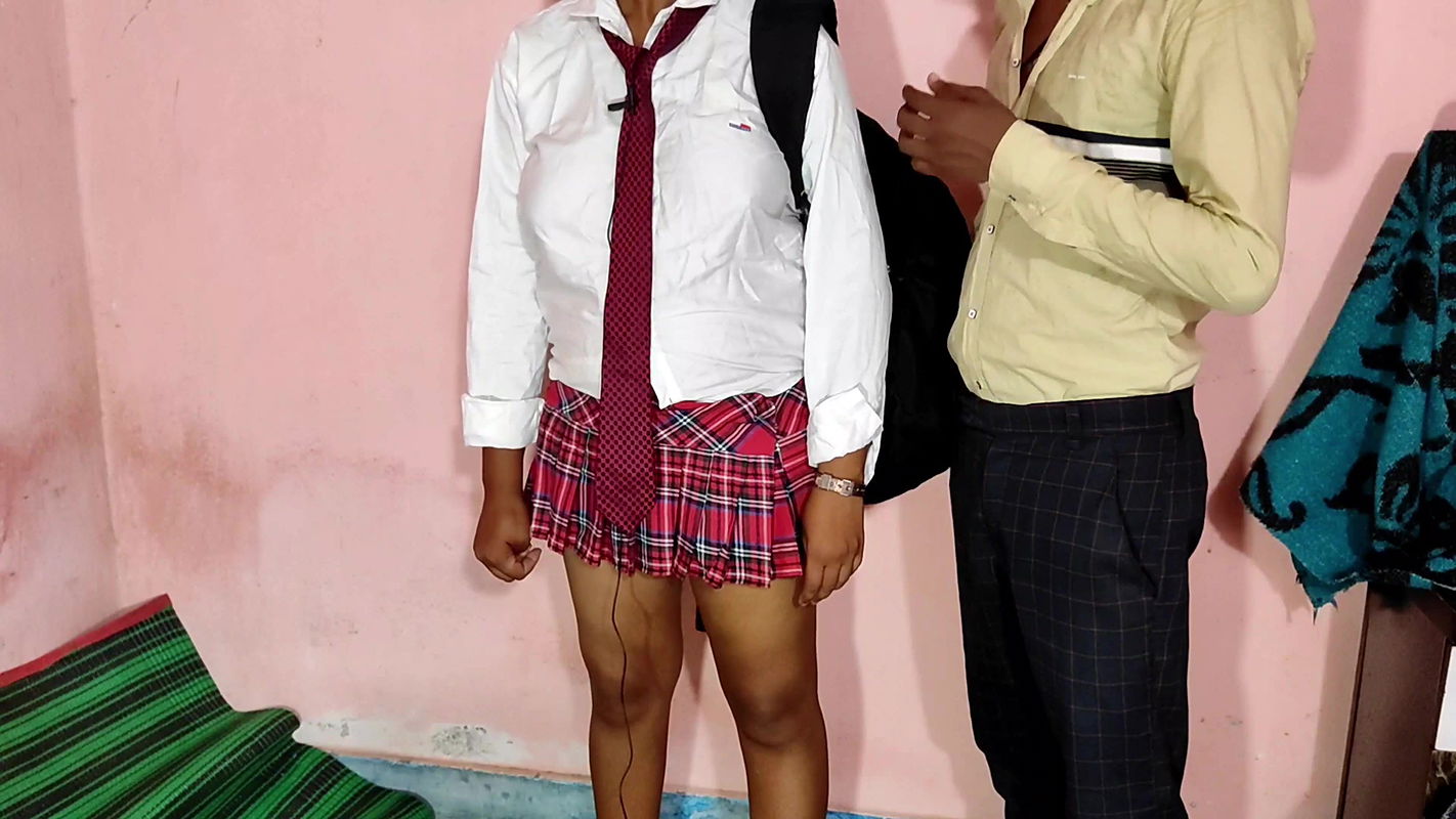 Homework pura nhi karne par teacher ne ladki ki piche se chudyai