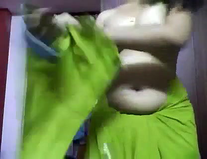 vasavi bhabhi changing blouse