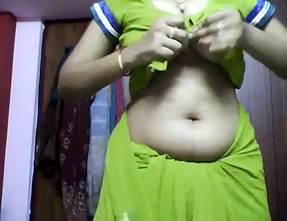 vasavi bhabhi changing blouse