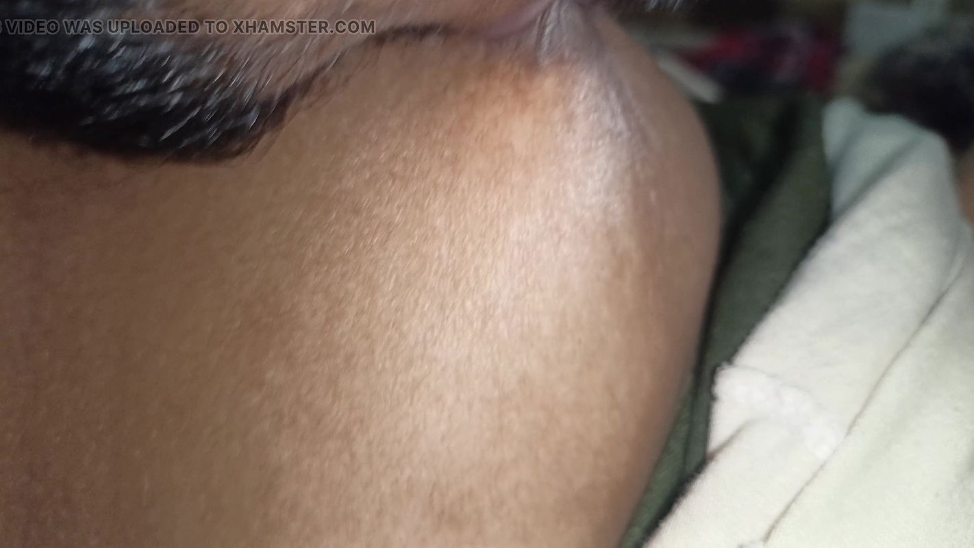 Girlfriend ko room me bulakar kissing kiya