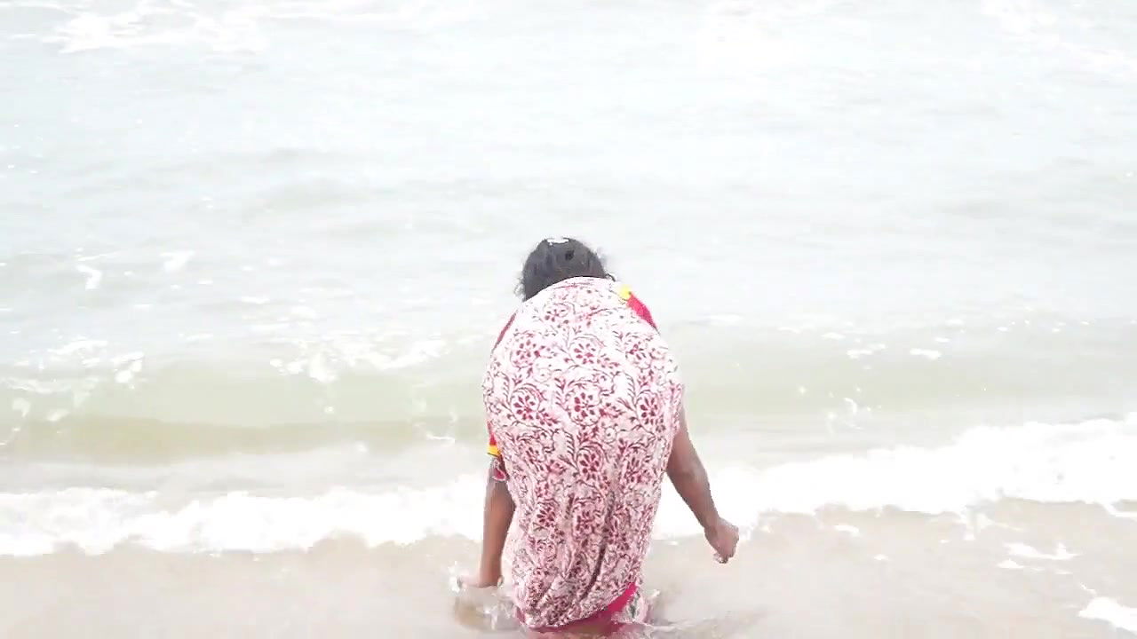 wet aunty at juhu beach 2