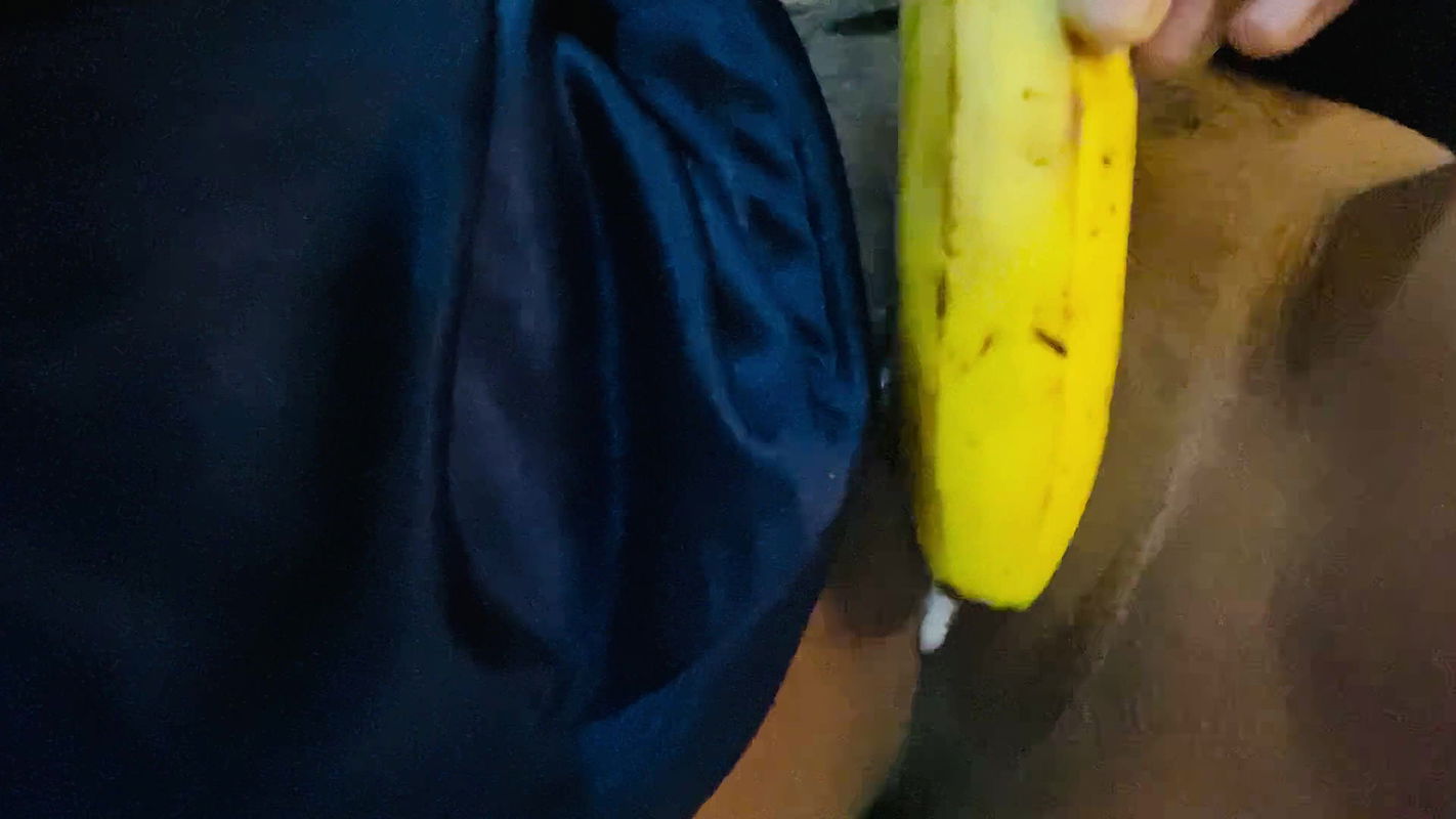 Desi Indian girl banana fucking pussy