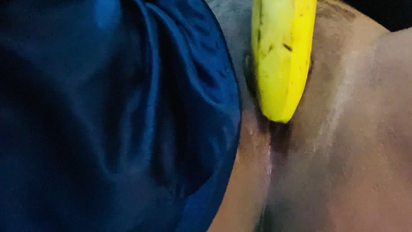 Desi Indian girl banana fucking pussy