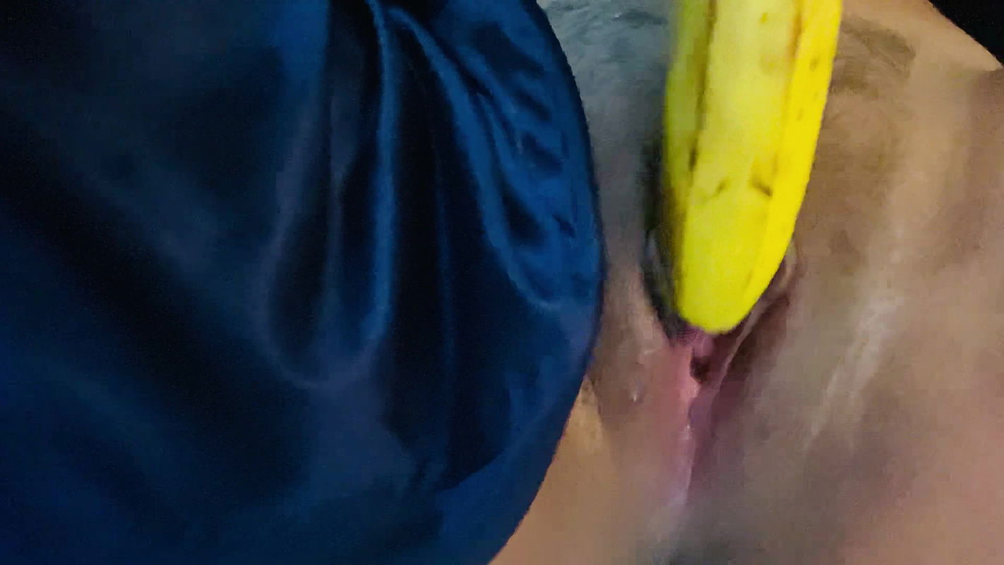 Desi Indian girl banana fucking pussy