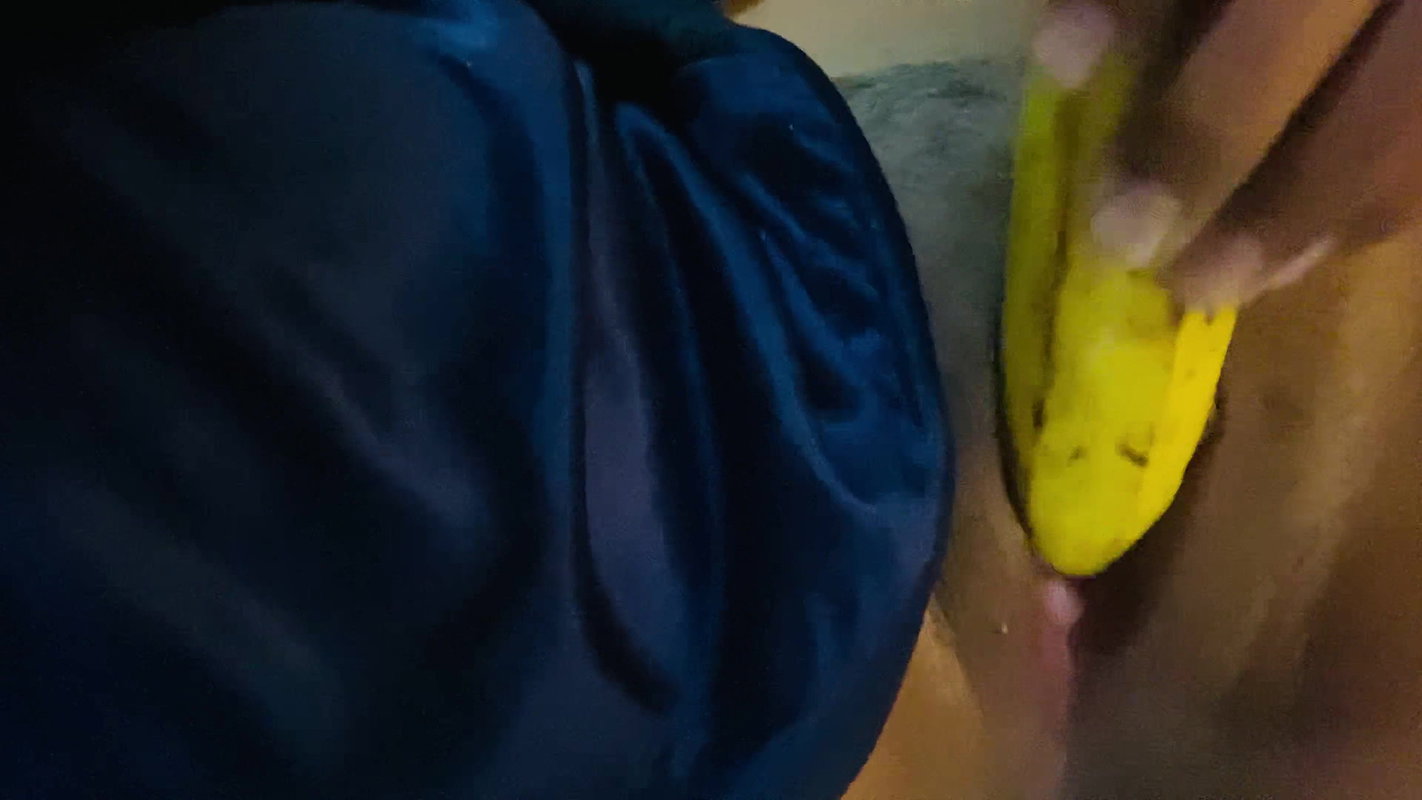 Desi Indian girl banana fucking pussy