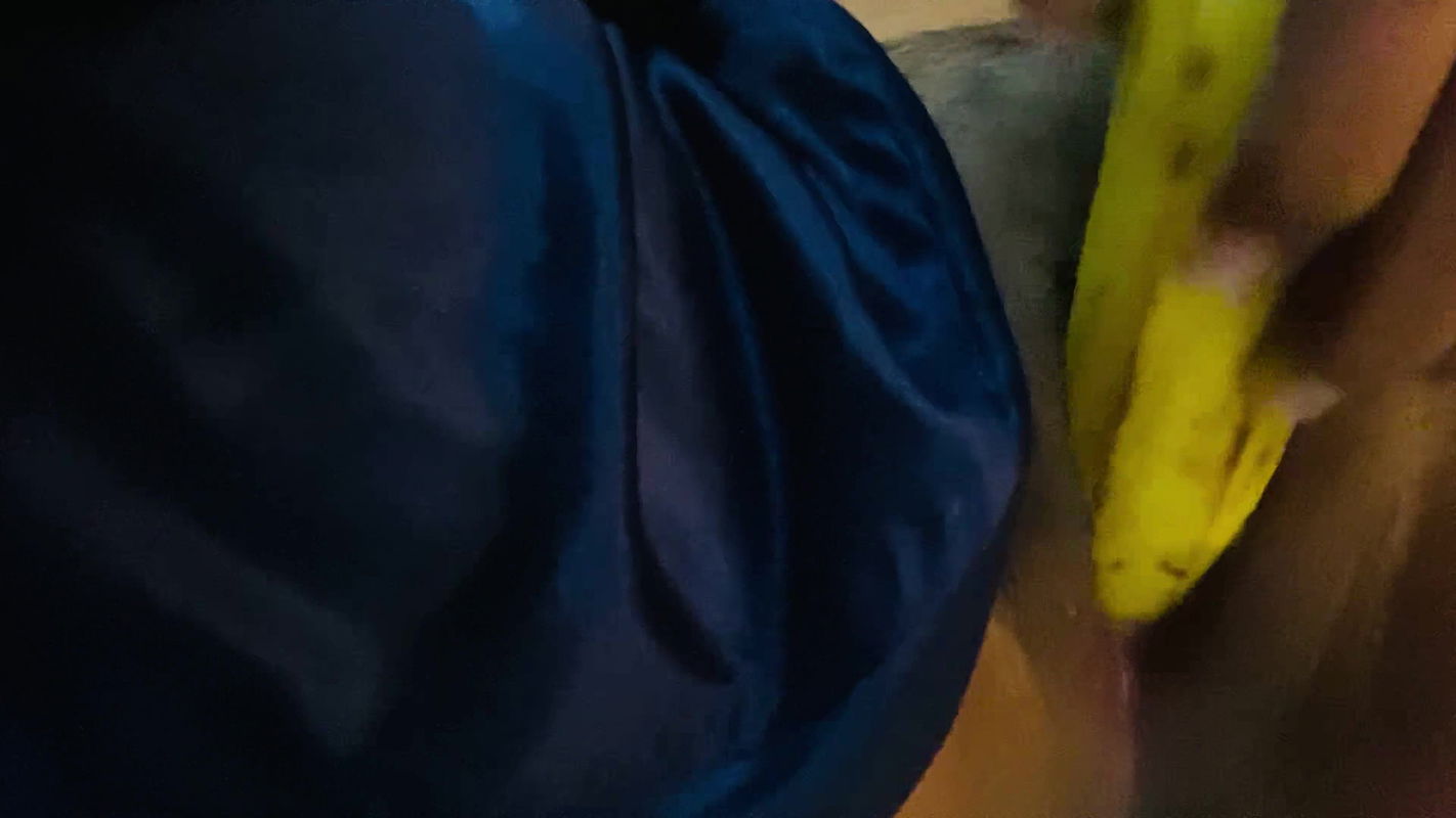 Desi Indian girl banana fucking pussy