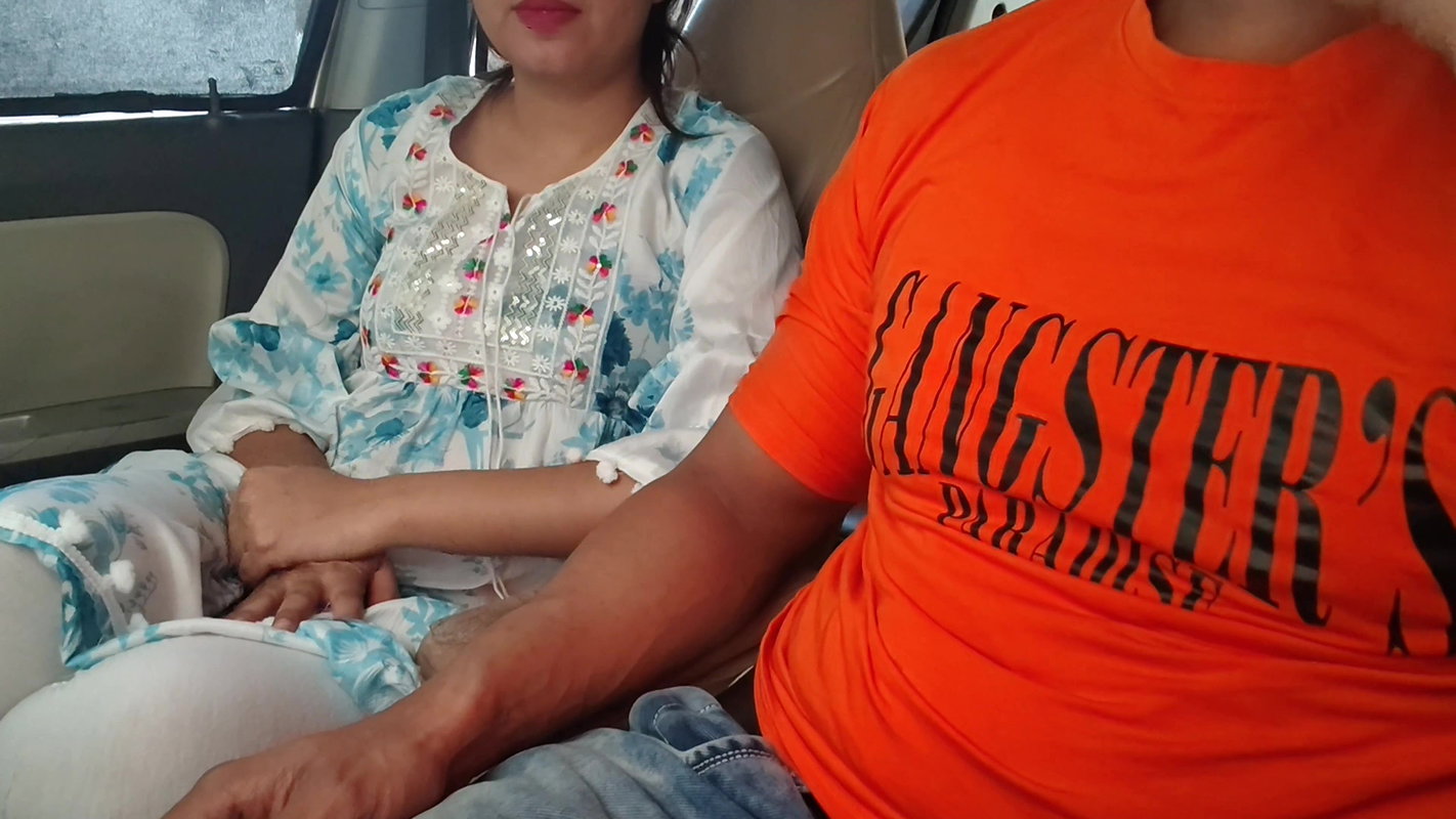 Cute Desi Indian Beautiful Saara Bhabhi Gets Fucked with Huge Dick in car outdoor risky