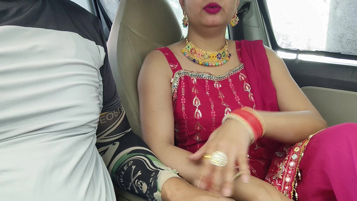 Cute Desi Indian Beautiful Bhabhi Gets Fucked with Huge Dick in car outdoor risky public sex