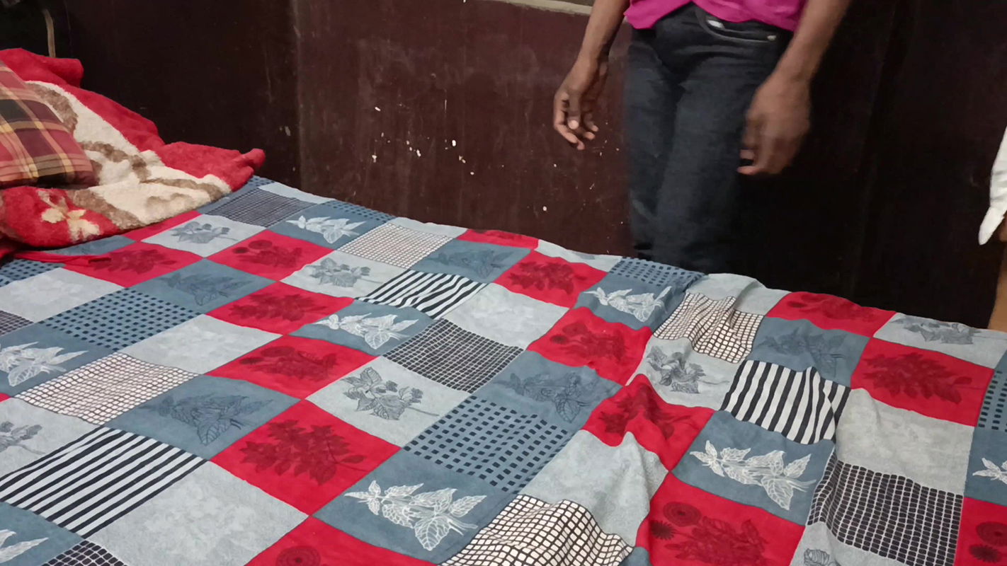 College Girl ko Boyfriend ke Sath Chuda Karte Pakda with Clear Hindi Voice Threesome