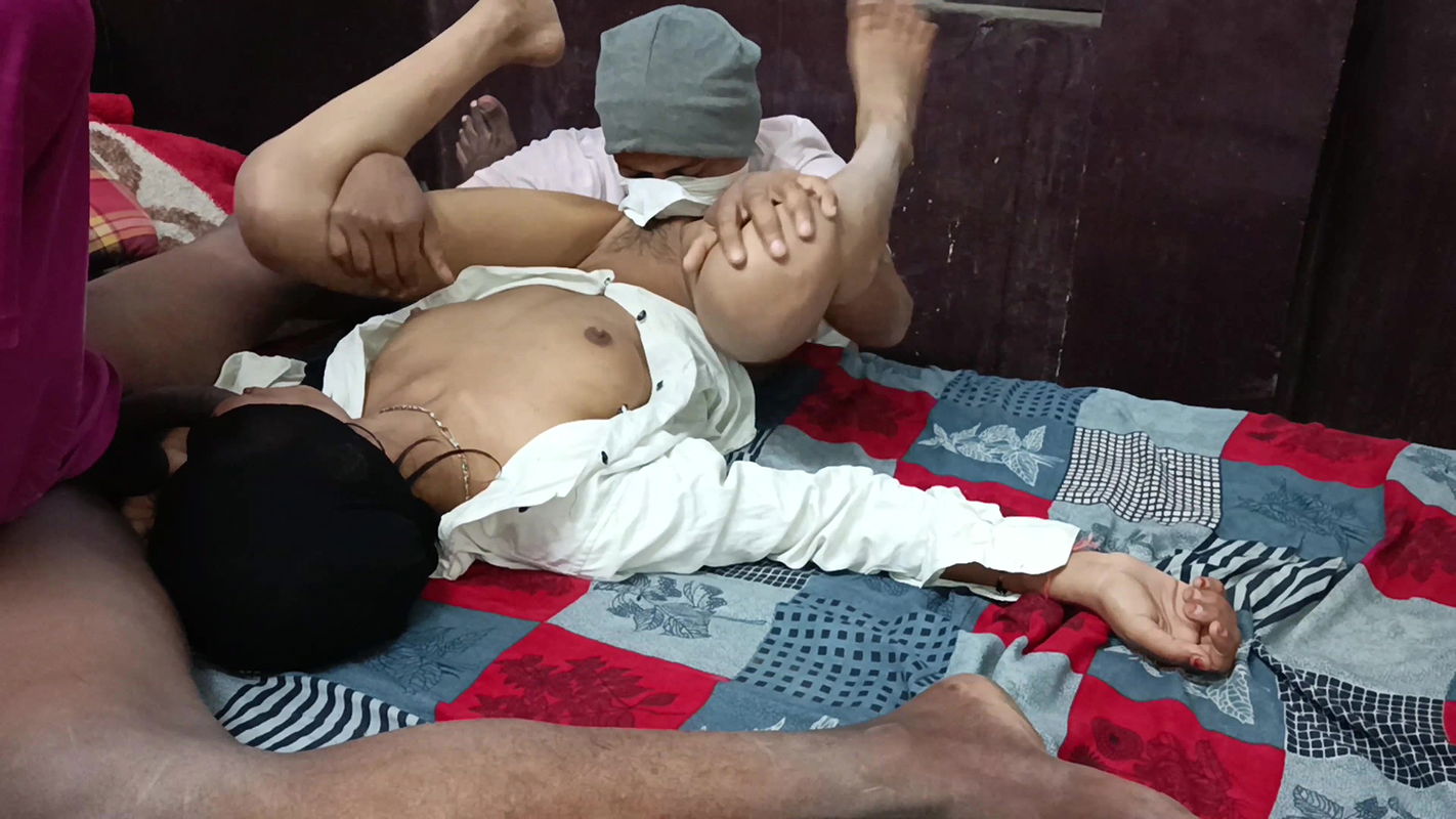 College Girl ko Boyfriend ke Sath Chuda Karte Pakda with Clear Hindi Voice Threesome