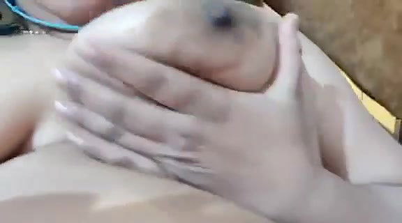 randi suck her boobs