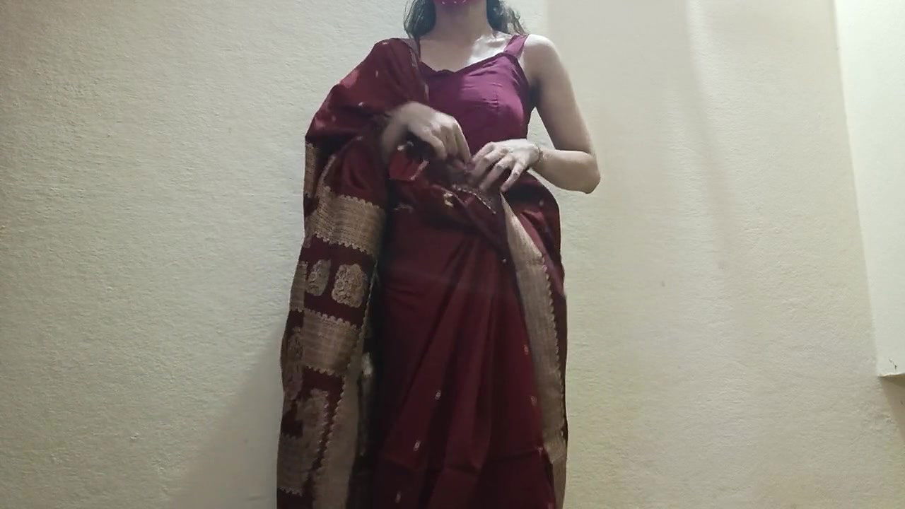 Ishita masterbating and getting horny in Saree