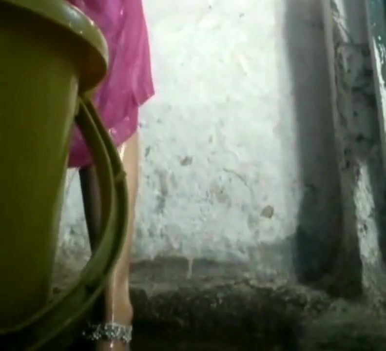 Indian bhabhi takes bath – camera