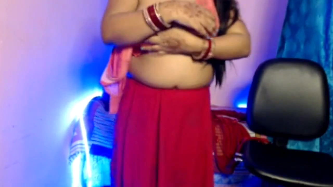 In the enthusiasm of her youth, the juicy, sensual sister-in-law opened her bra, took out her boobs, pressed them and started