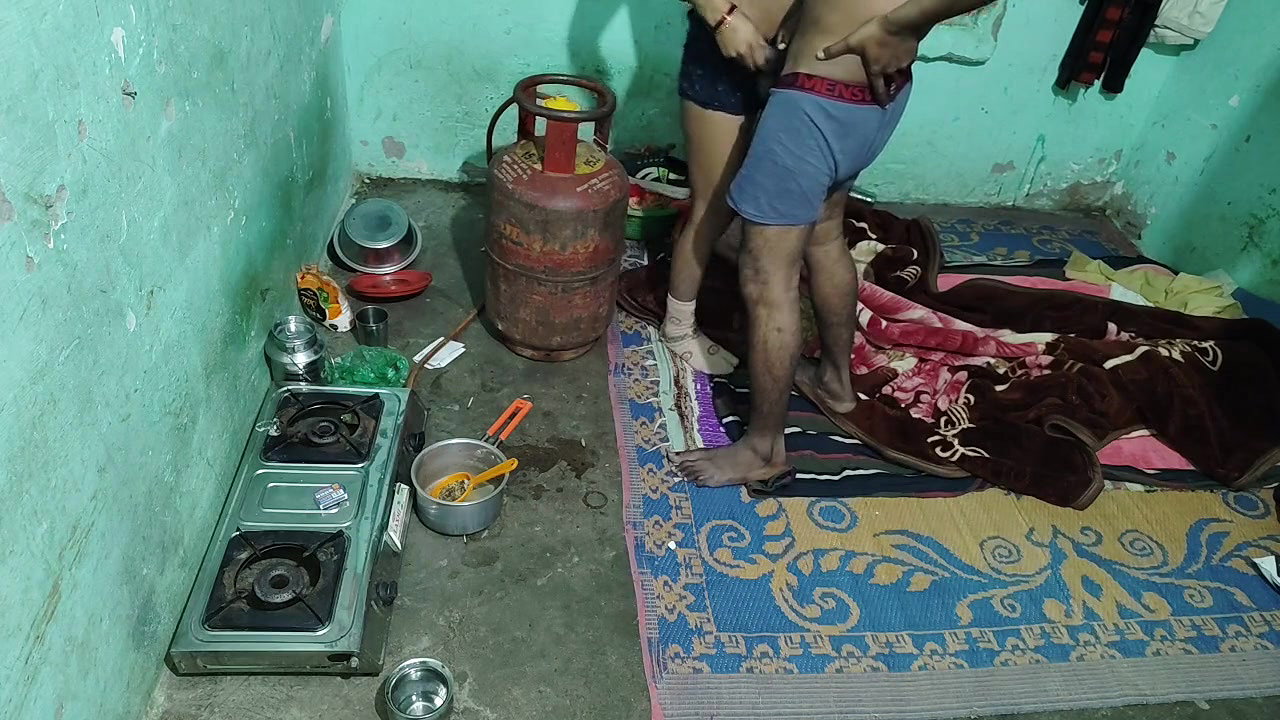 Hot wife come in night full hard chudai hindi audio