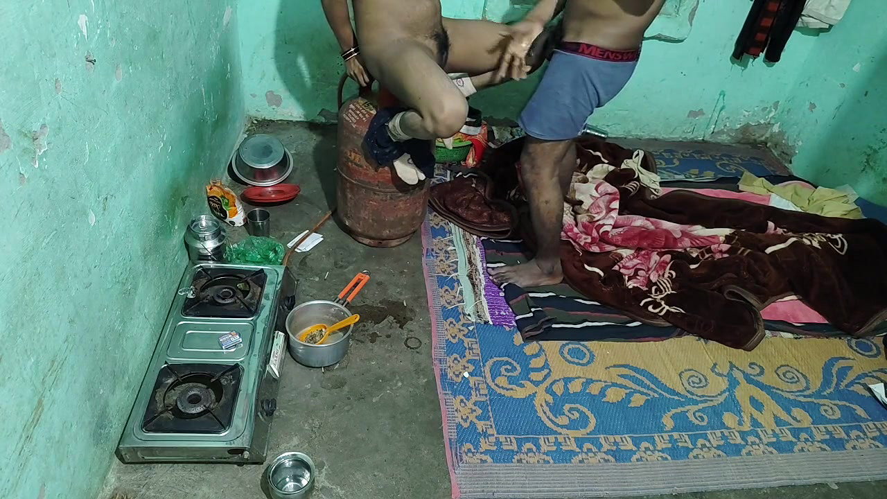 Hot wife come in night full hard chudai hindi audio