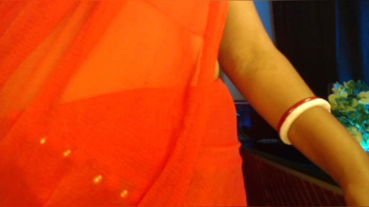 Hot Sexy Solo Girl Sexy Mood Boobs Show in Saari and Bra