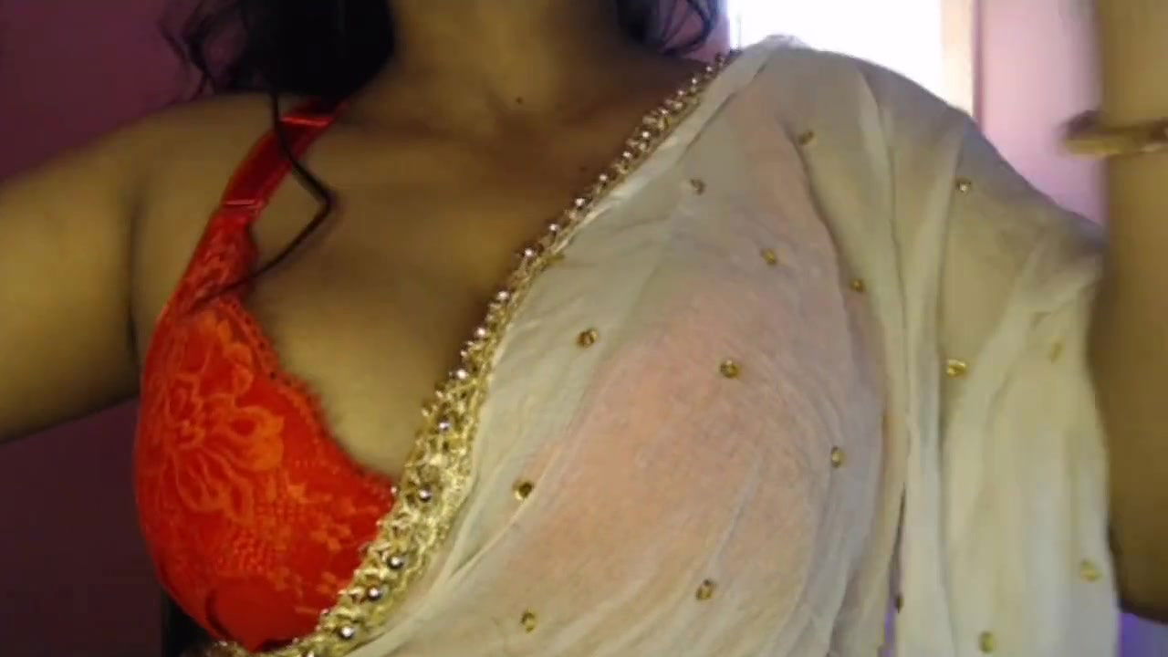 Hot desi girl is having fun by showing her youthful boobs to men