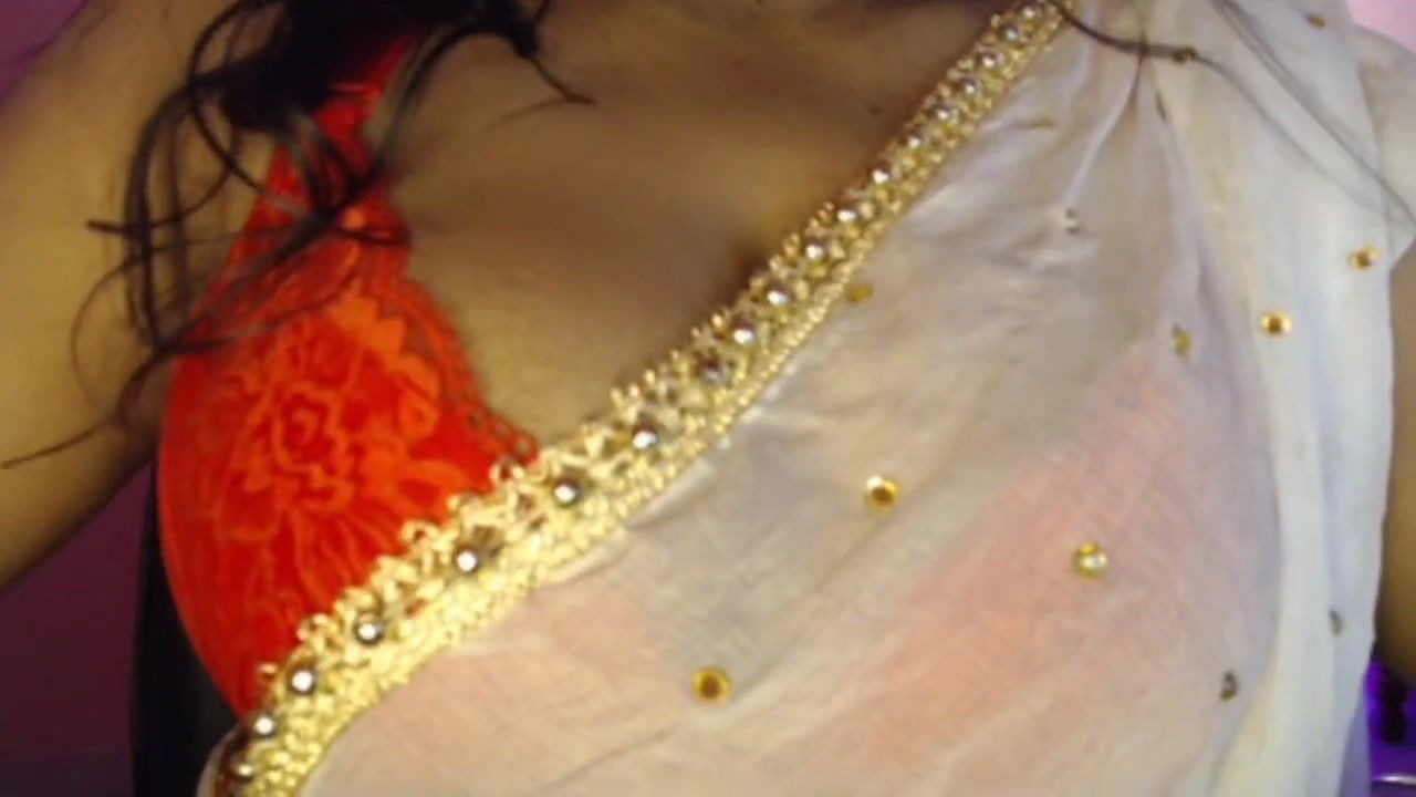 Hot desi girl is having fun by showing her youthful boobs to men