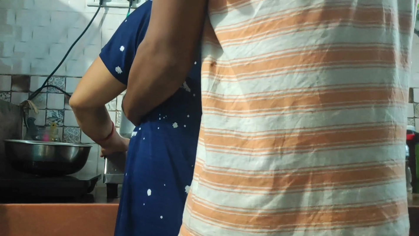 Kamwali bai ne khana banate waqt kitchen mein Malik se chudai karai