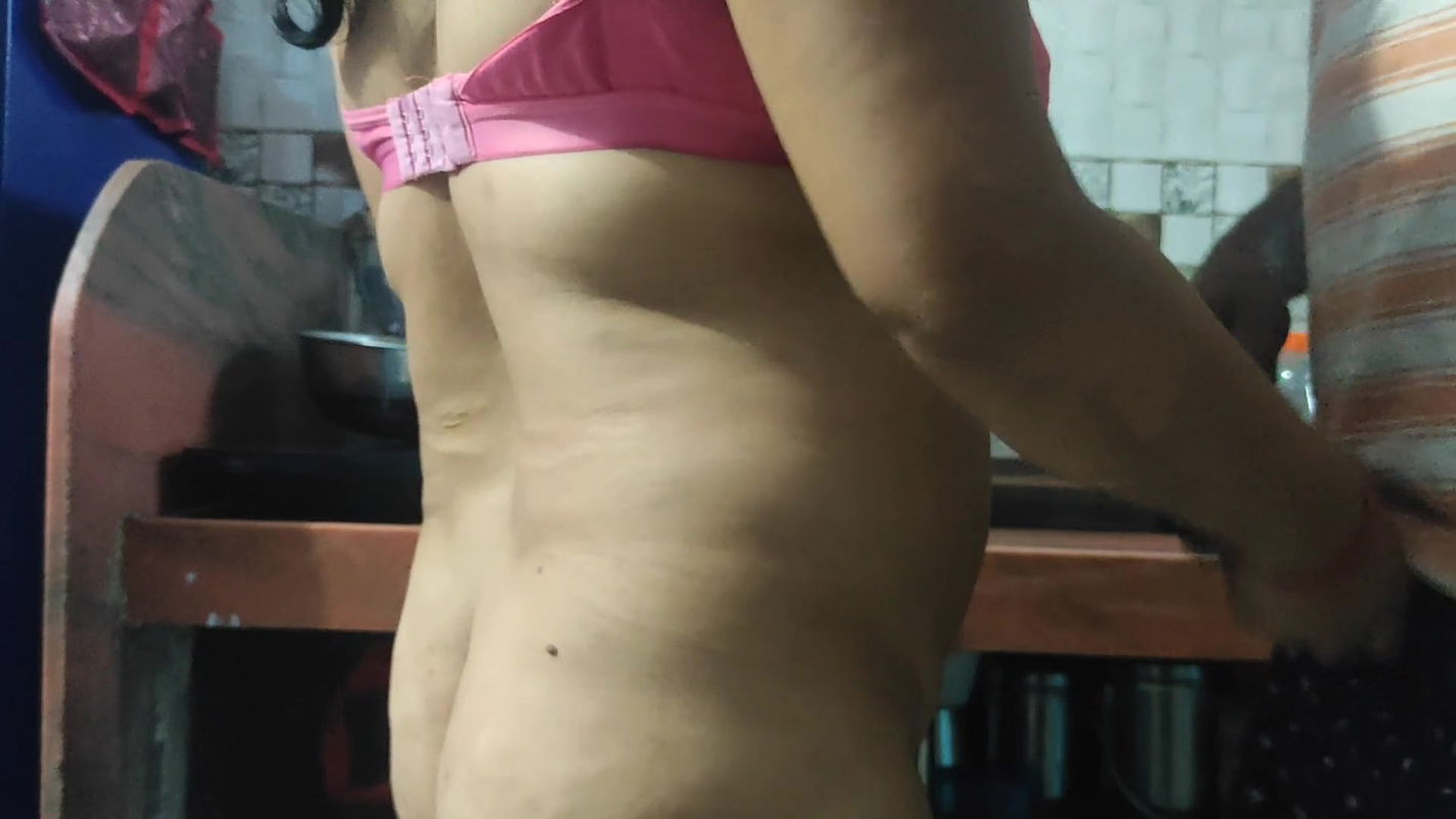 Kamwali bai ne khana banate waqt kitchen mein Malik se chudai karai