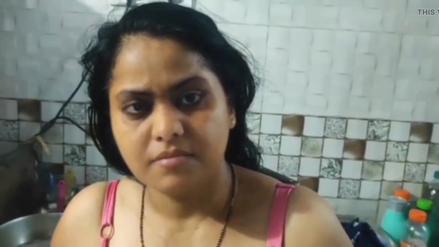 Kamwali bai ne khana banate waqt kitchen mein Malik se chudai karai