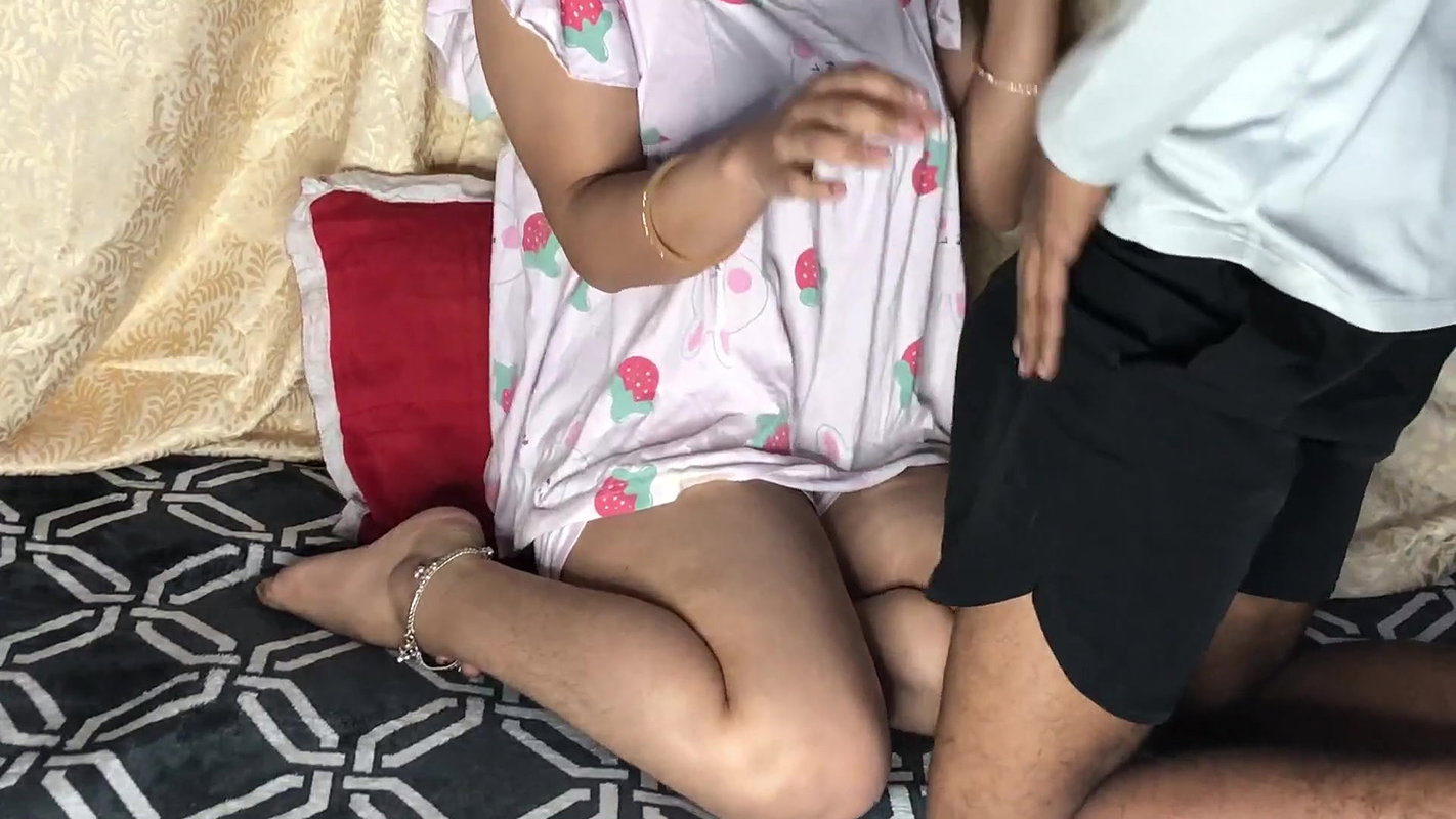 Jawan sexy chachi ke chuchi daba diya