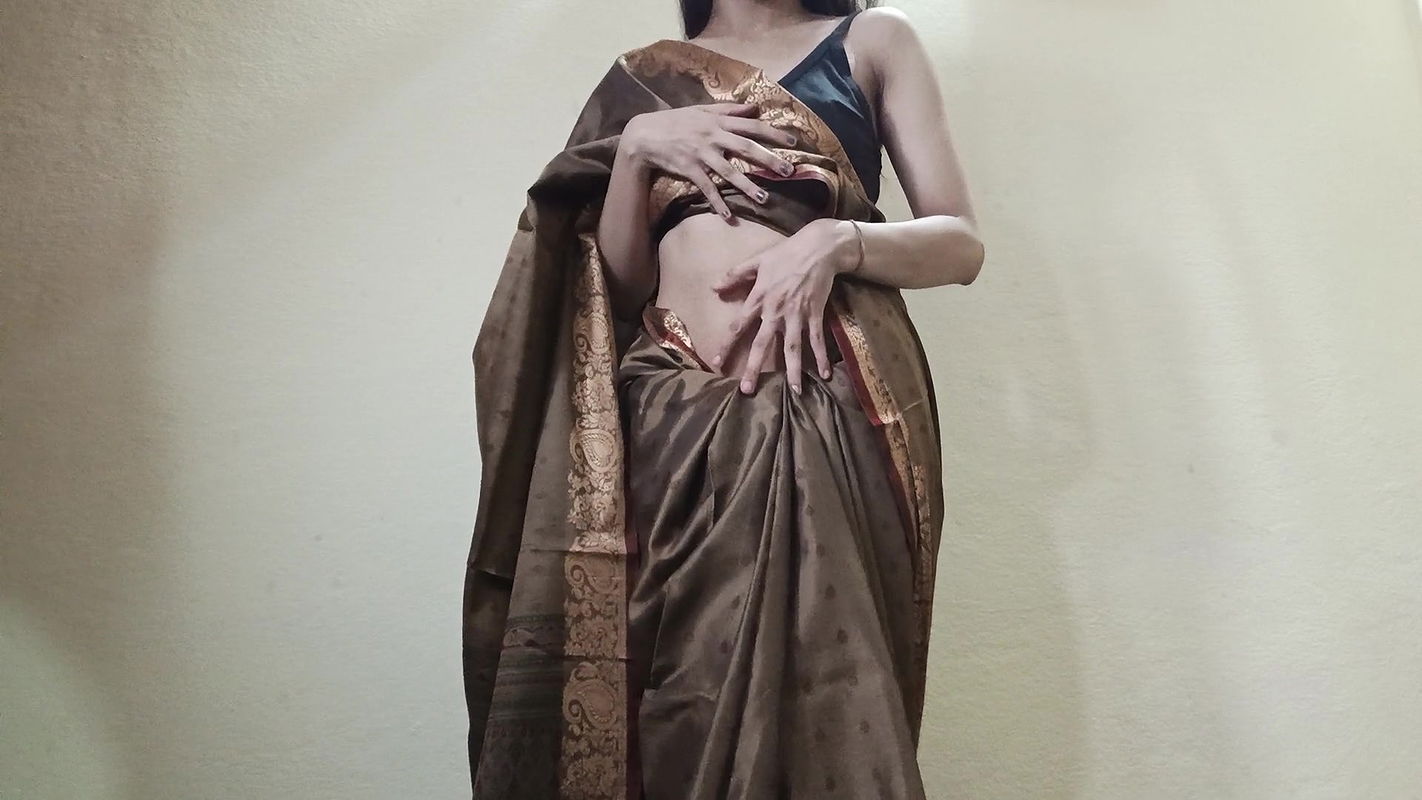 Ishita Masterbating hard on Saree