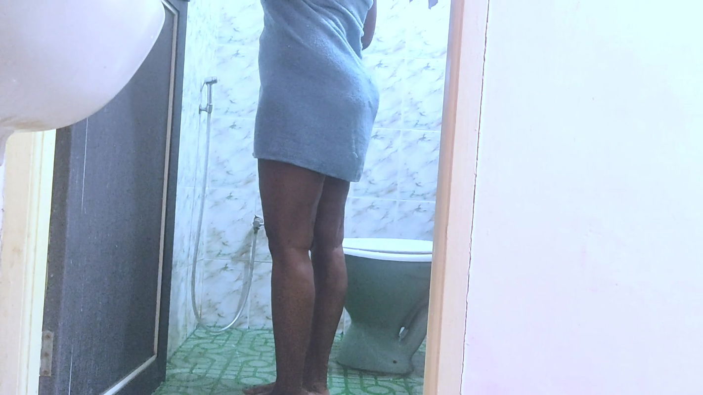 INDIAN TAMIL BIG ASS GIRL BATHING AND QUICK SEX WITH NEIGHBOUR SURPRISINGLY DESI GIRL