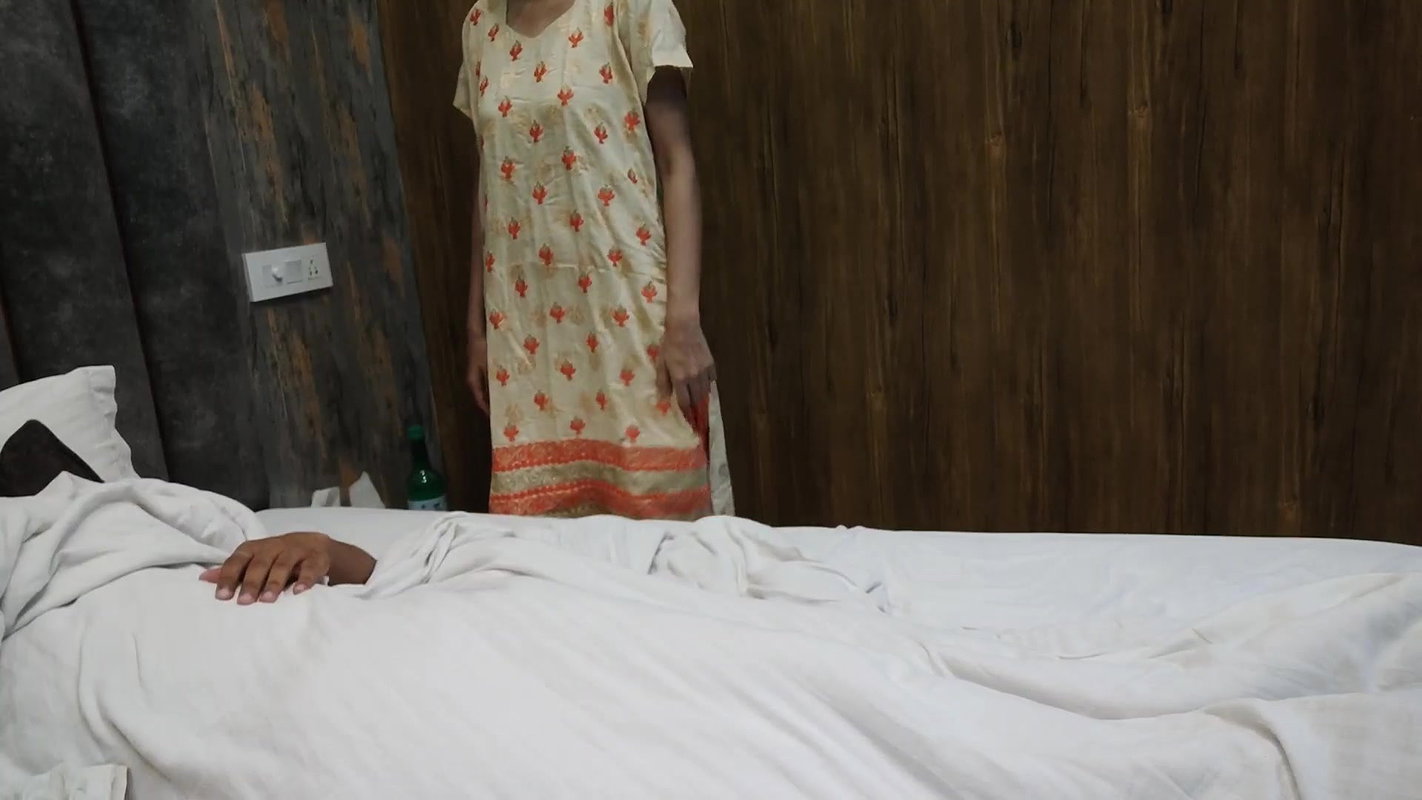 Indian Stepmom came into my room, I’m already jerking off a dick, She looks and get excited – I fuck my horny stepmom