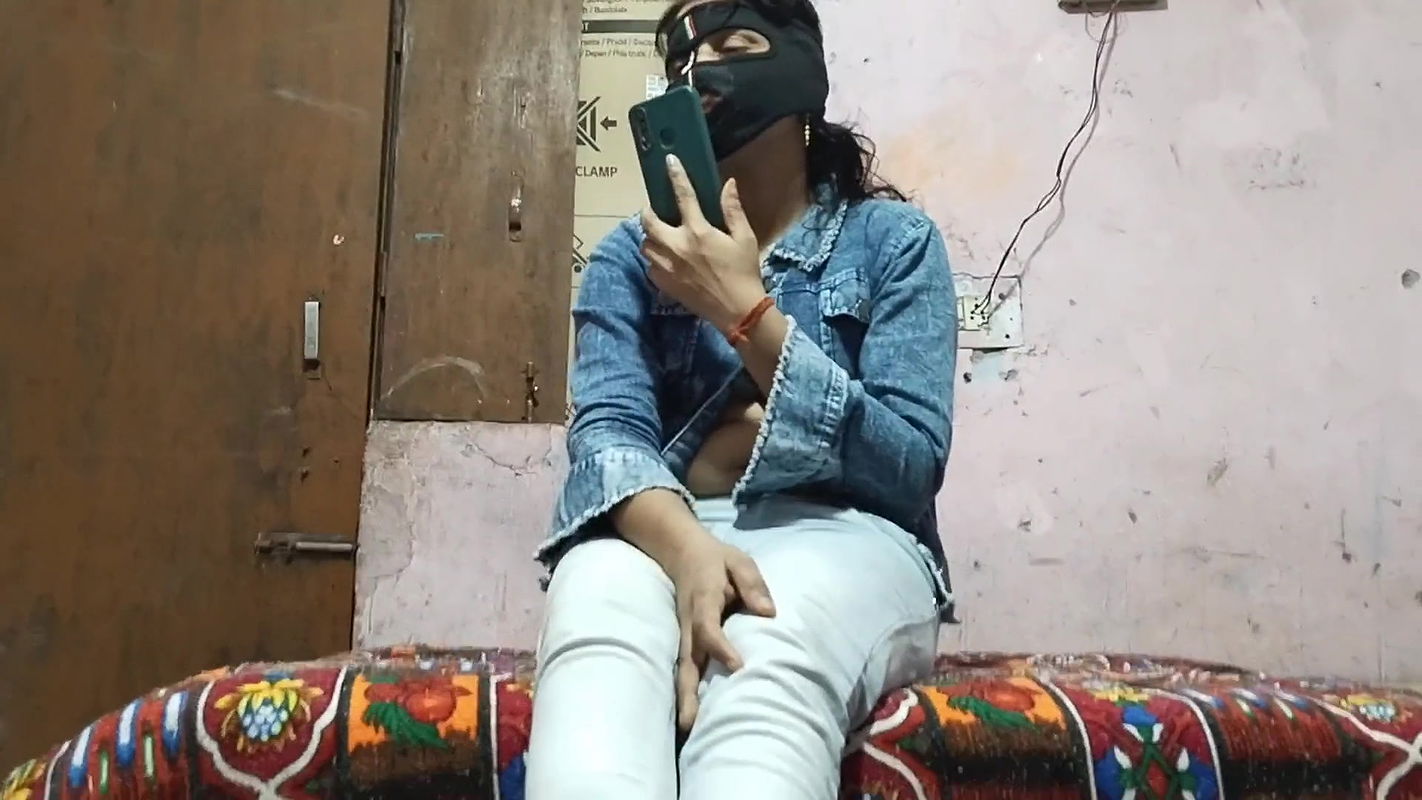 Indian hot girl invited her boyfriend to her house and made him free