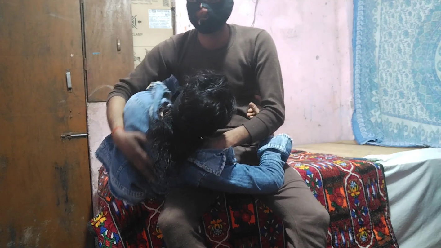 Indian hot girl invited her boyfriend to her house and made him free