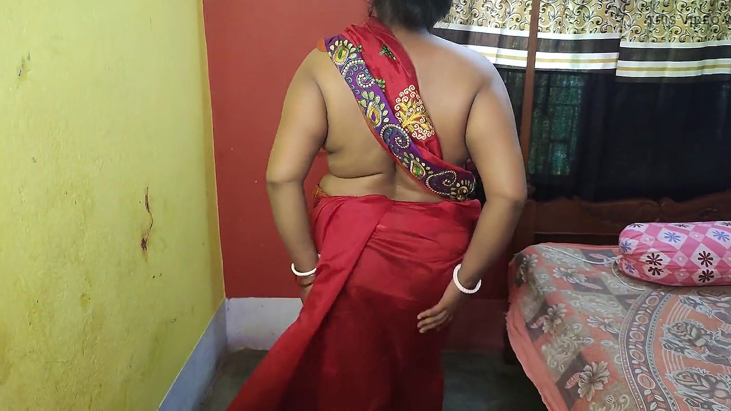 Indian horny mom getting naked and squirting herself