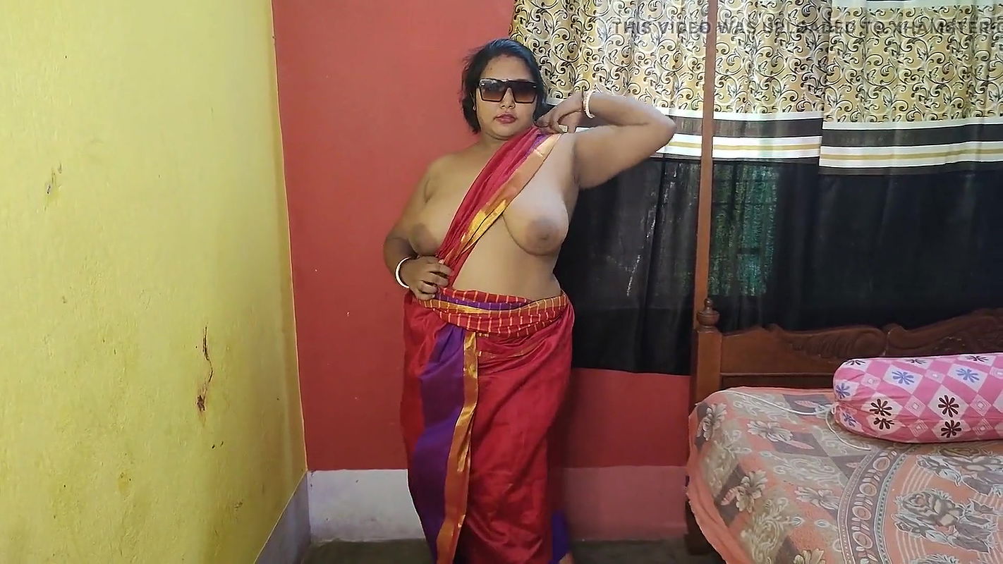 Indian horny mom getting naked and squirting herself