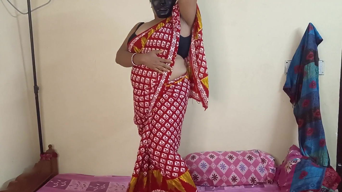 Indian Gorgeous Mom Sonia Peeing and Twerking in Sharee