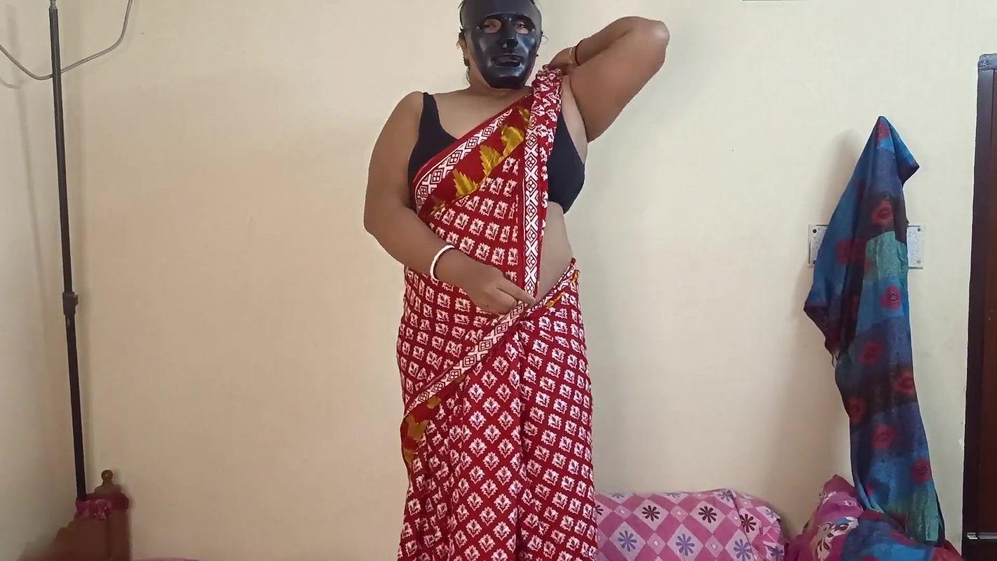 Indian Gorgeous Mom Sonia Peeing and Twerking in Sharee