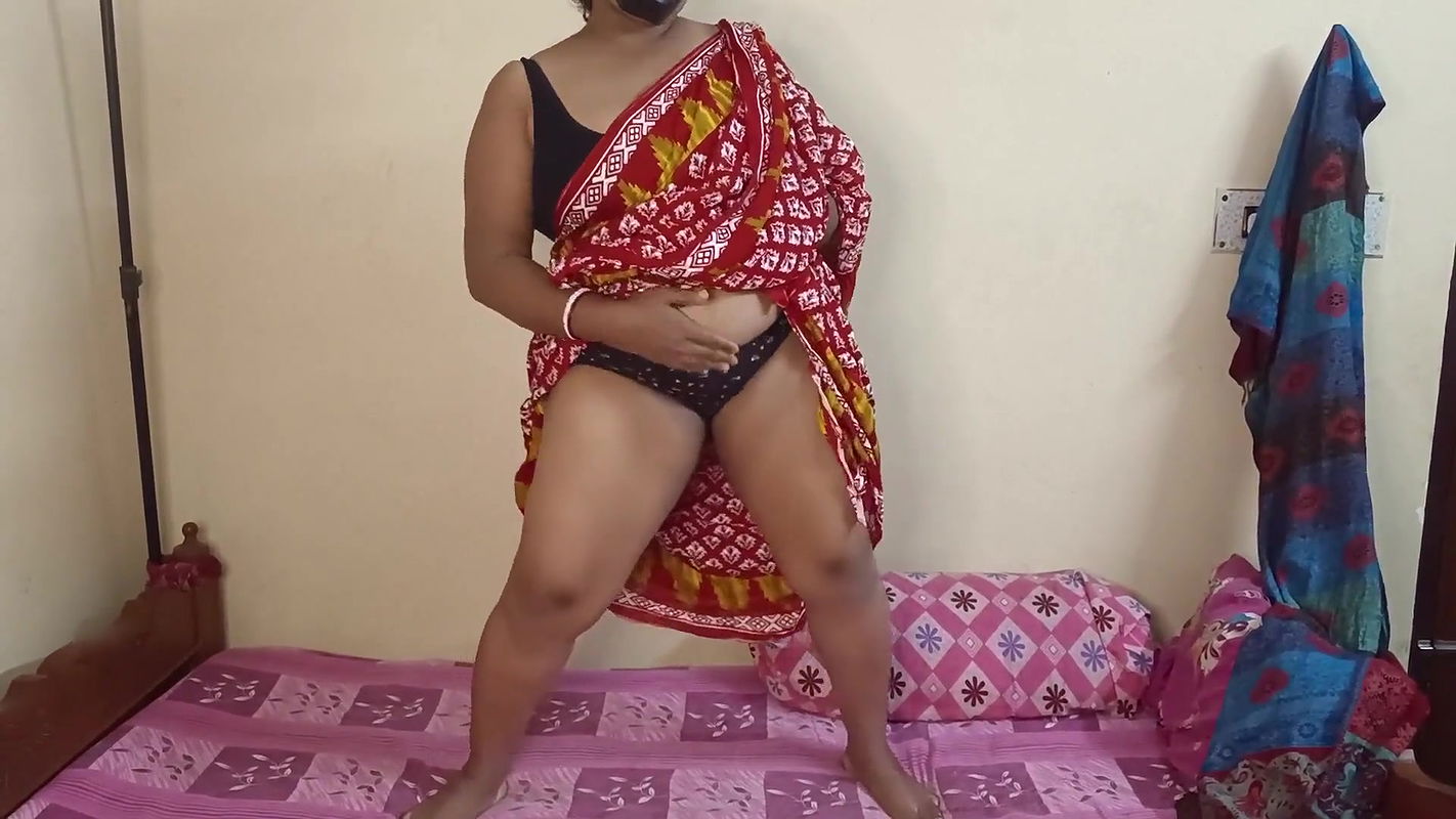 Indian Gorgeous Mom Sonia Peeing and Twerking in Sharee