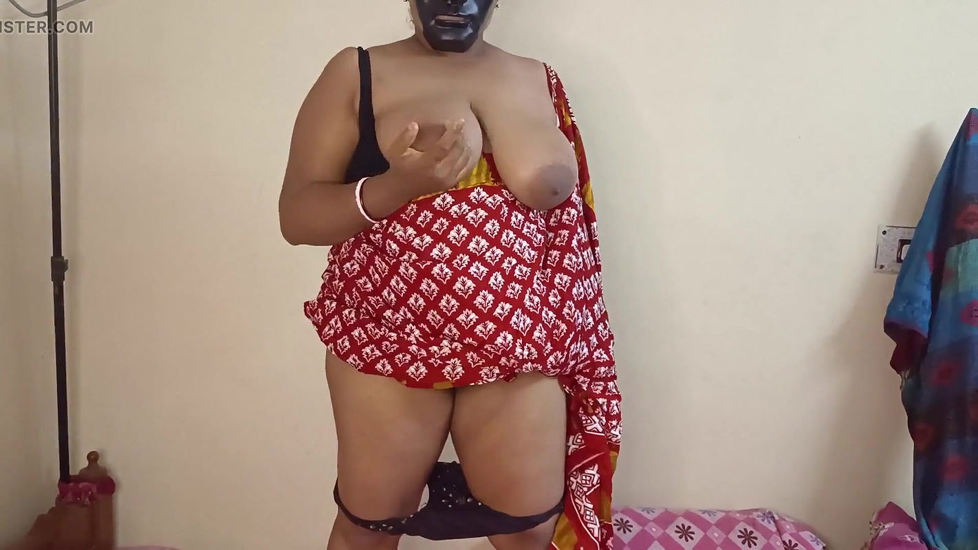 Indian Gorgeous Mom Sonia Peeing and Twerking in Sharee