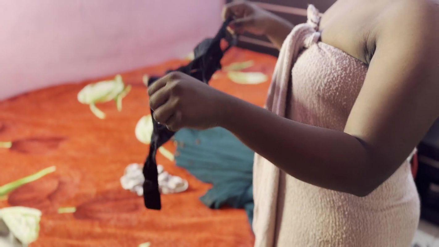 indian girl dress changing press her big boobs