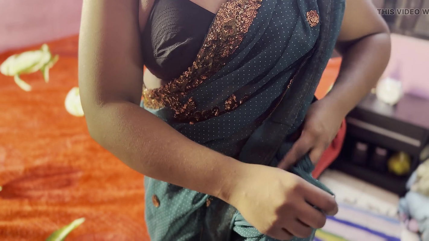 indian girl dress changing press her big boobs