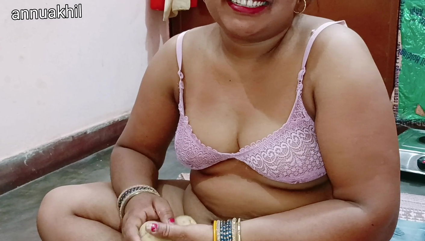 Indian desi maid left by owner to cook Sammy