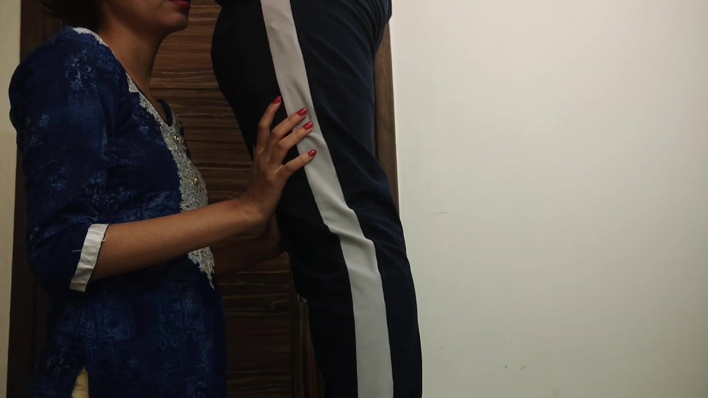 Indian Desi Bhabhi seduces electrician while he is repairing. Pussy fucked hard with Hindi audio – Repair waale ne kiya