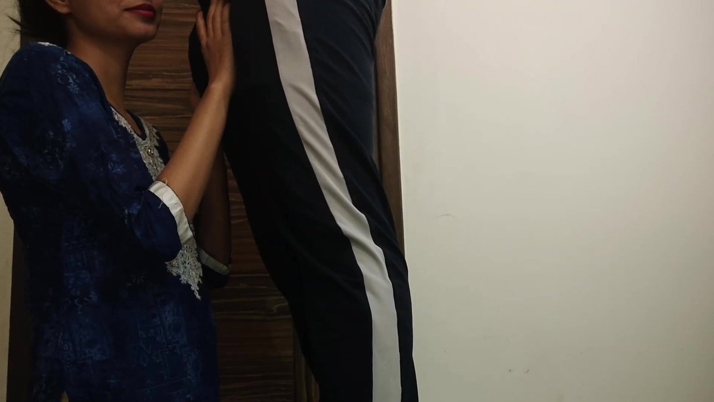 Indian Desi Bhabhi seduces electrician while he is repairing. Pussy fucked hard with Hindi audio – Repair waale ne kiya